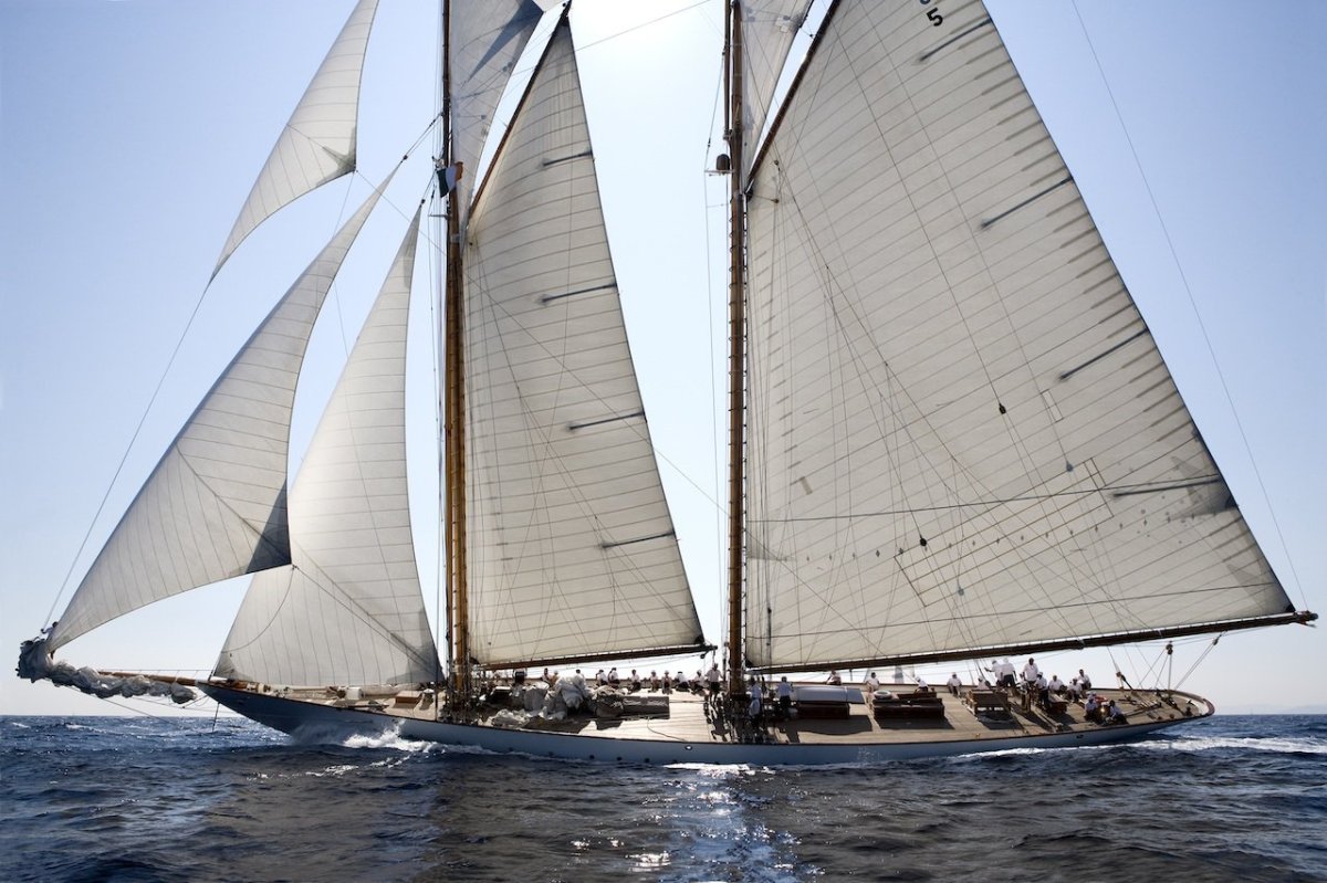 Парусная яхта шхуна