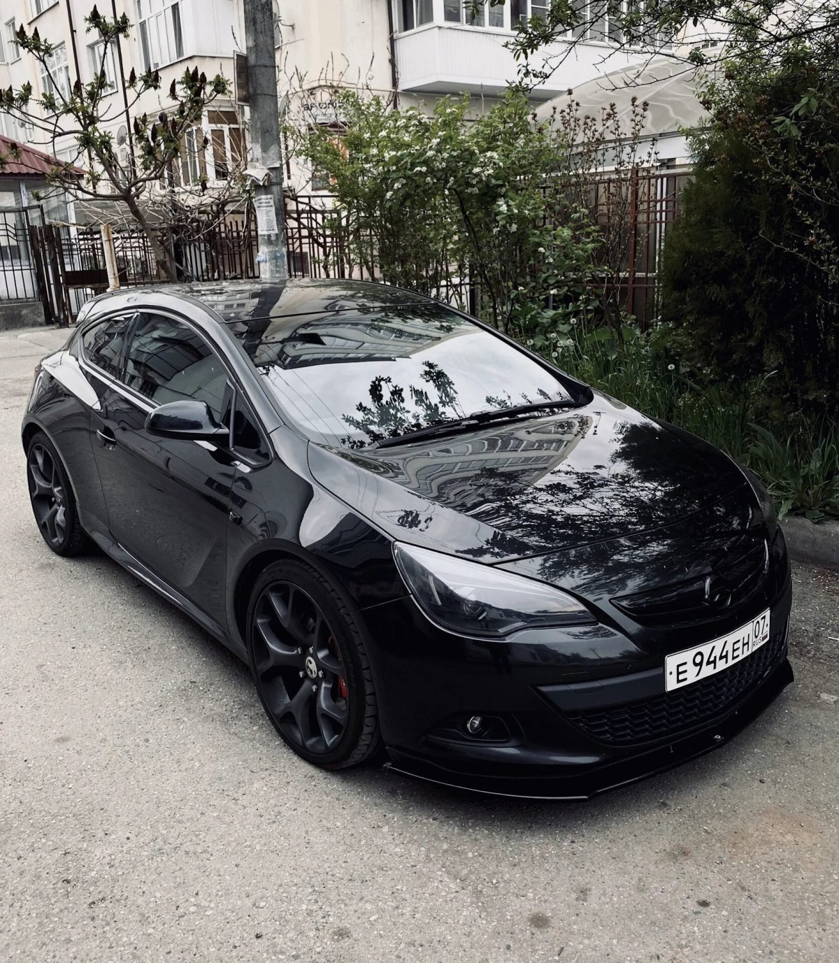 Opel Astra GTC 2012 черная