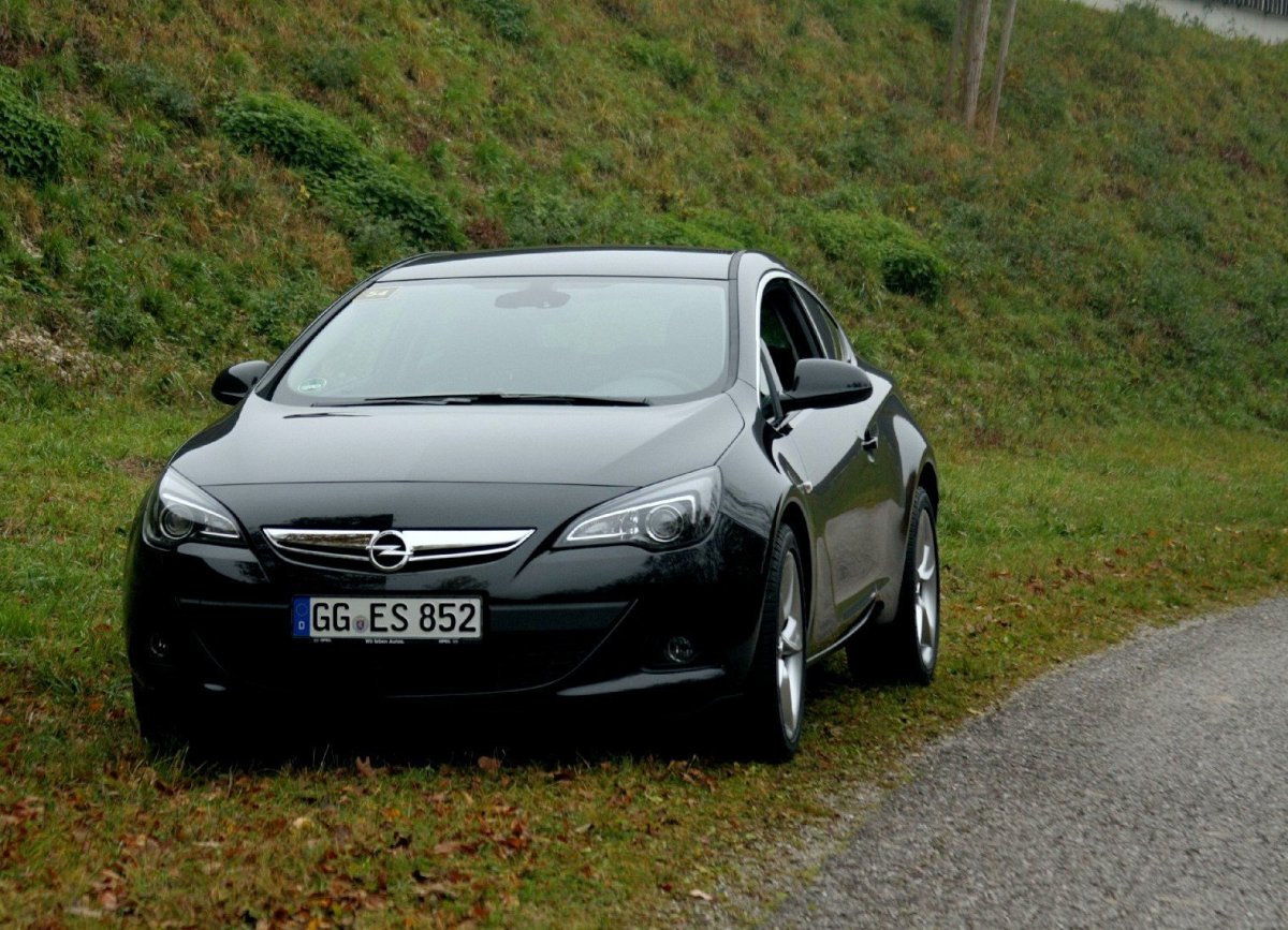 Opel Astra GTC черный