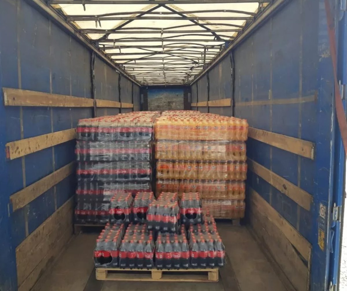 Упаковка Кока колы в фуру