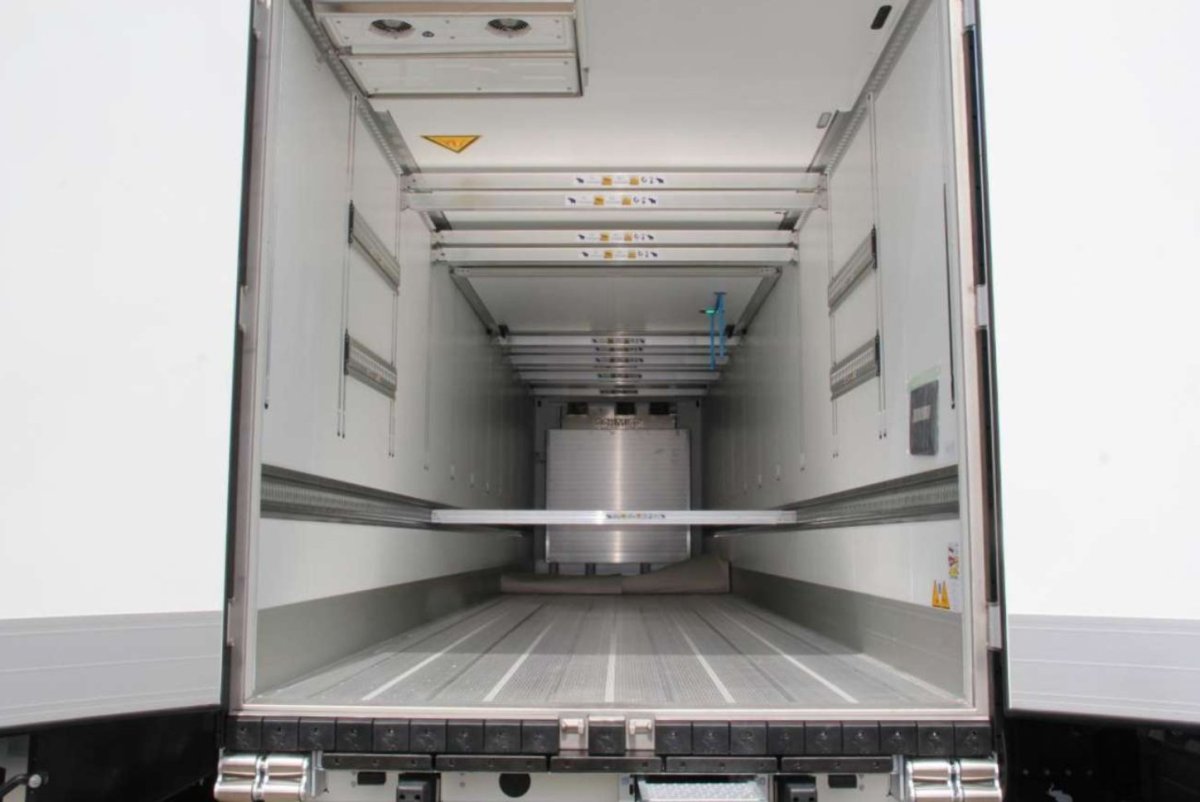 Рефрижератор Шмитц внутри