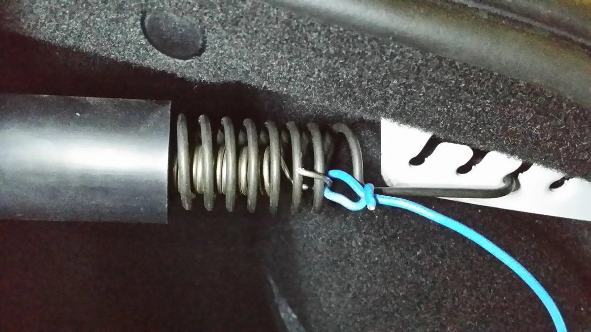 Пружина на багажник ВАЗ 2114