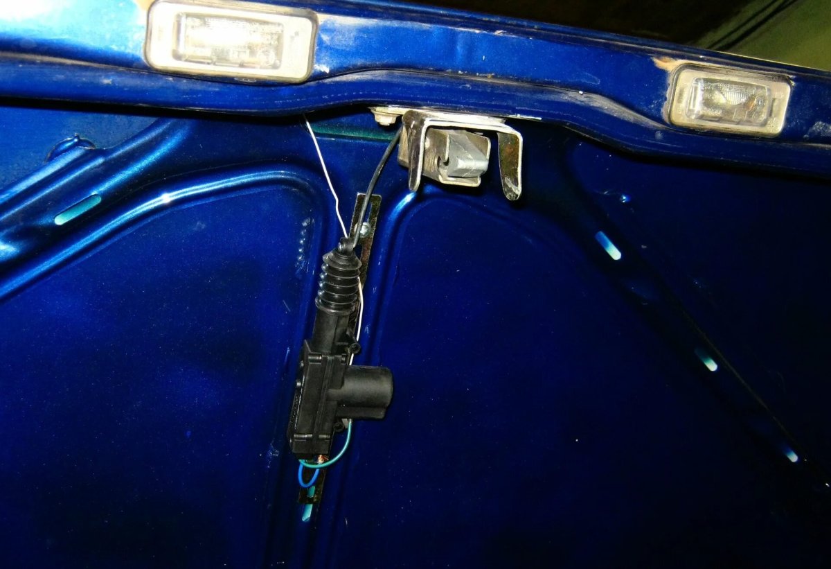 Багажник с кнопки ВАЗ 21099