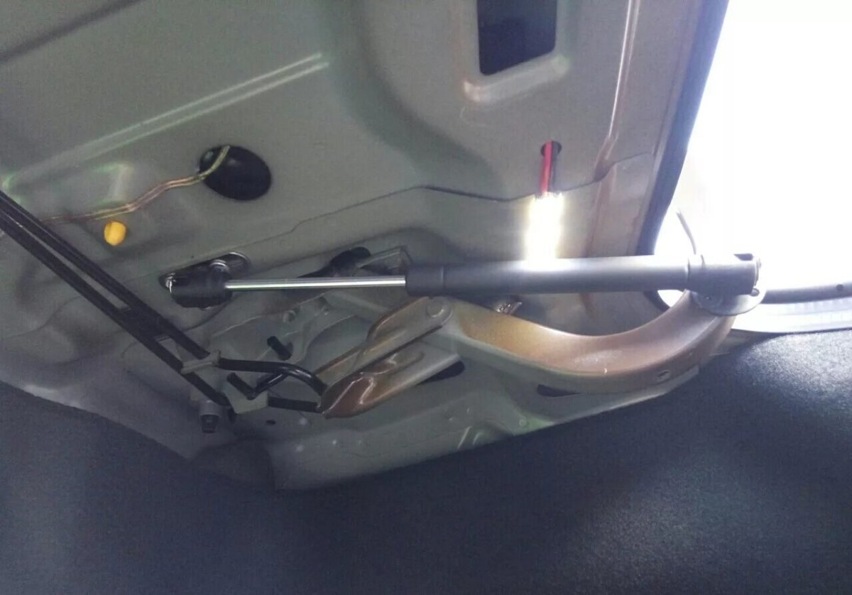 Доводчик багажника Рио 4