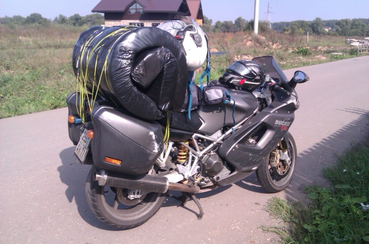 Перевозка чемоданов на байке