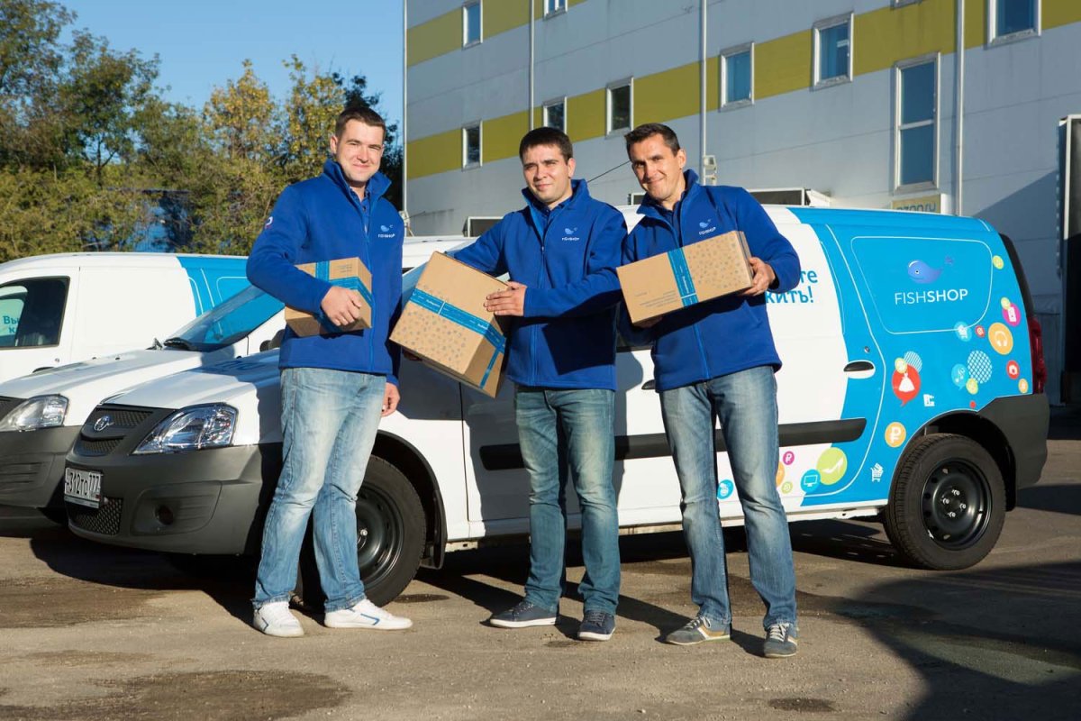 Курьер на автомобиле компании