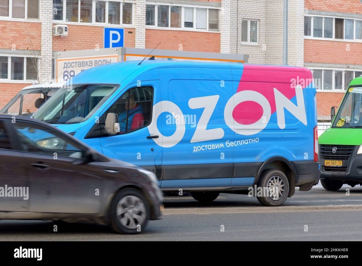 Автобус с логотипом Озон