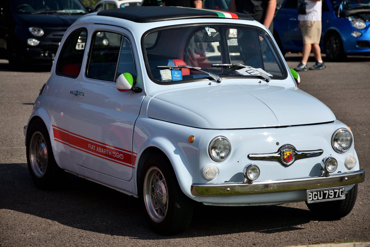 Fiat Abarth 595 серо-голубого цвета