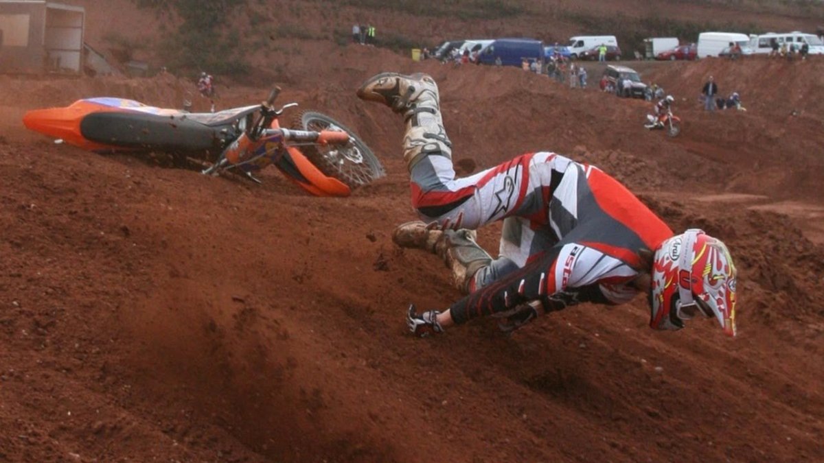 Мужчина упал на эндуро