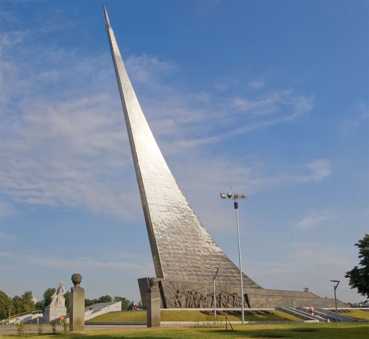 Монумент покорителям космоса на ВДНХ