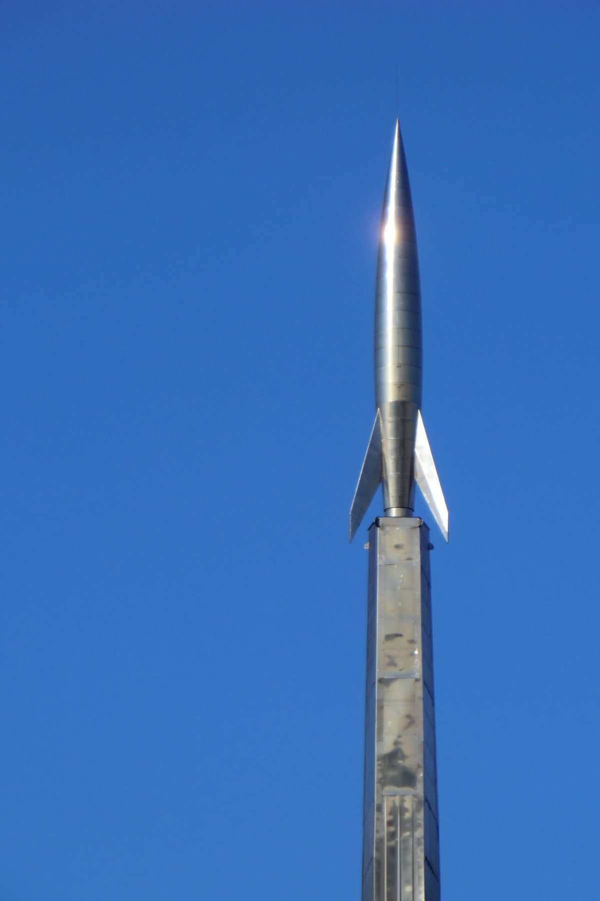 Обелиск ВДНХ ракета