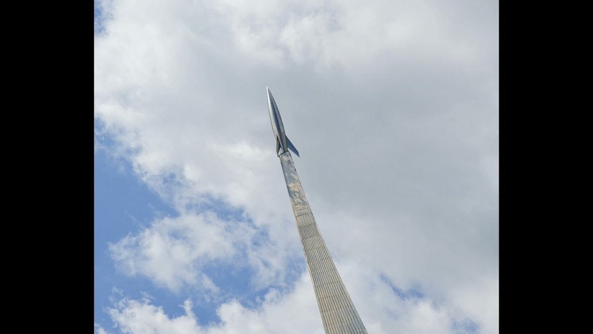 Памятник-Обелиск «покорителям космоса» — Москва