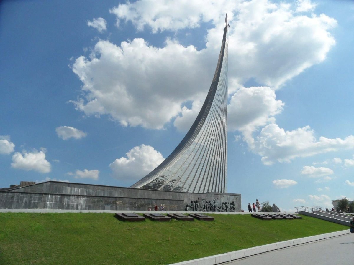 Памятник-Обелиск «покорителям космоса»