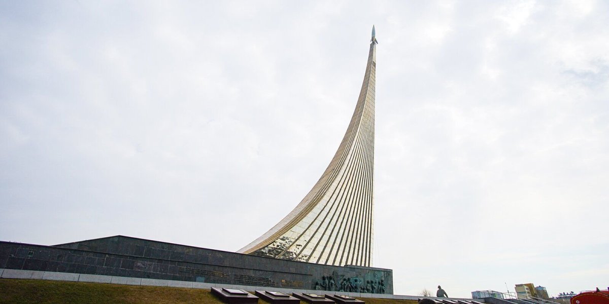 Памятники покорителям космоса у ВДНХ В Москве