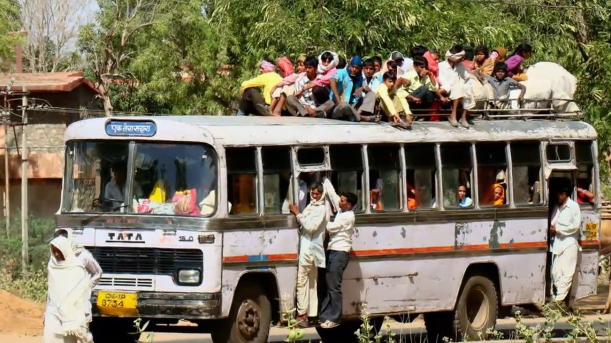 Автобус в Индии с людьми