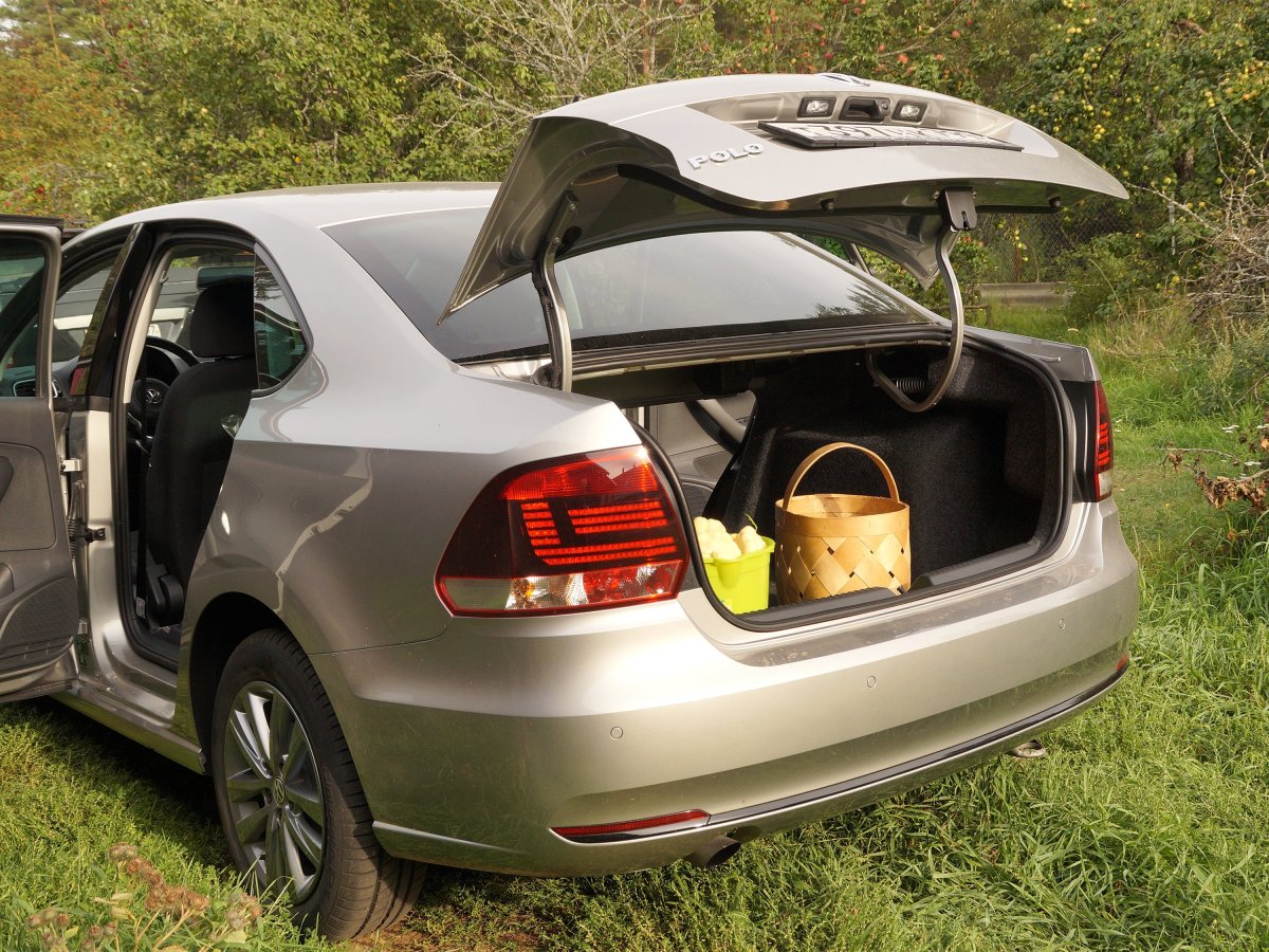 Открытый багажник поло седан