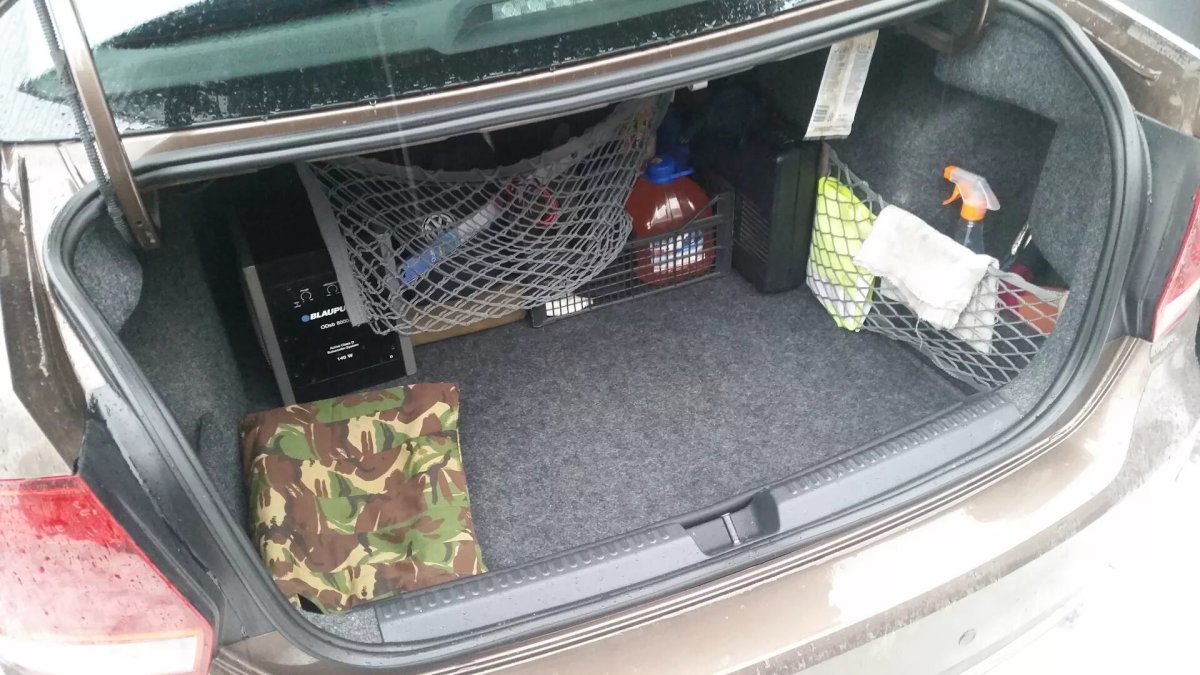 Volkswagen Polo сабвуфер в багажник