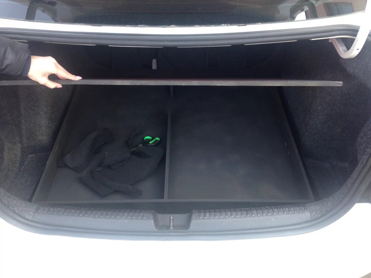 Багажника полка VW Polo sedan