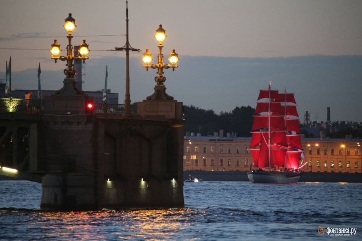 Дворцовый мост в Санкт-Петербурге Алые паруса