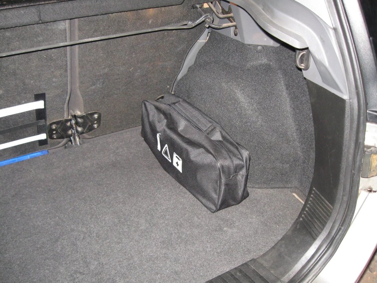 Ford Fusion штырь багажника