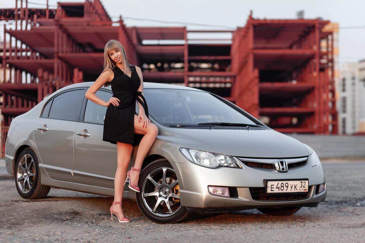 Девушки и Хонда Цивик 2008