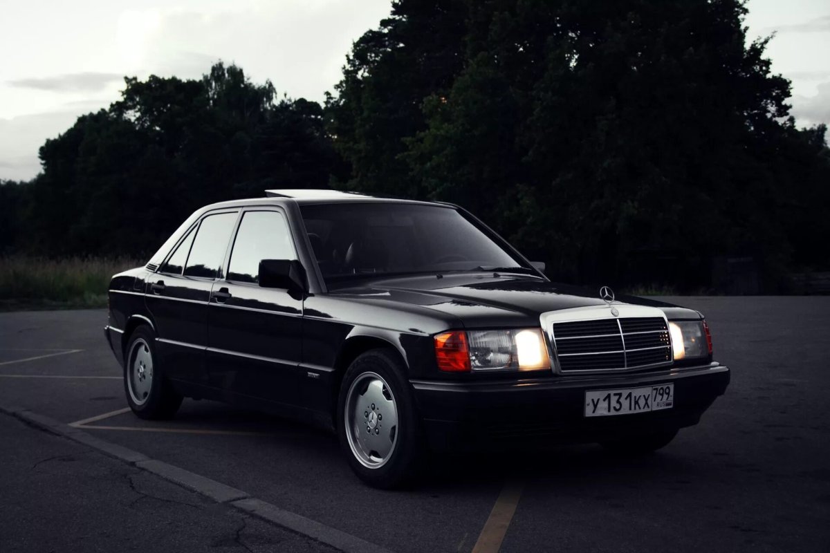 Мерседес 190 е черная