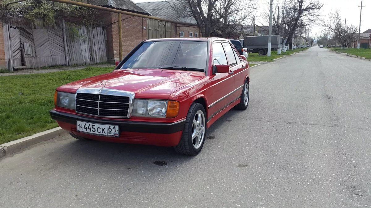 Мерседес 190 е красный
