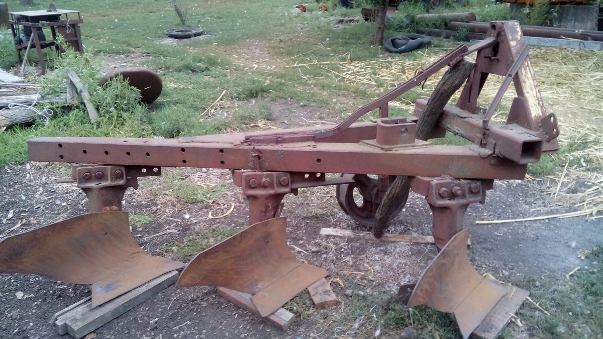 На МТЗ 80 трехкорпусный плуг