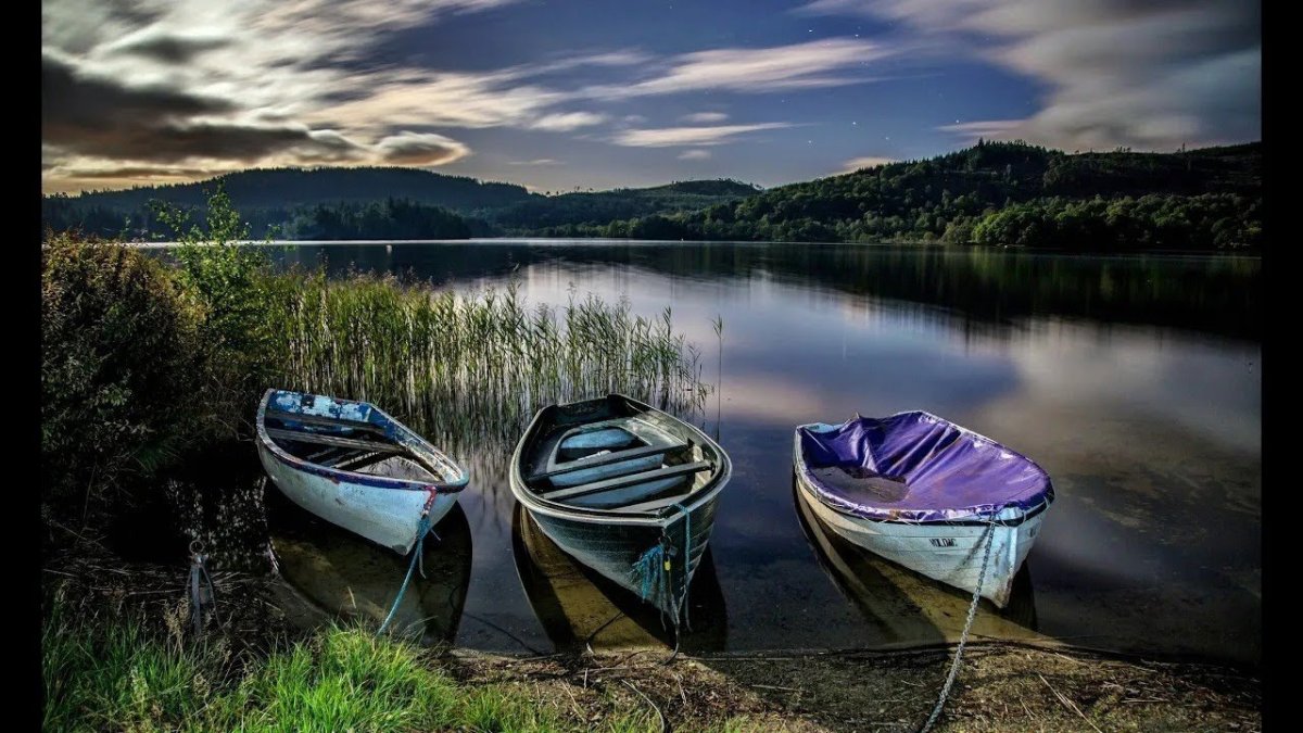 Лодка на берегу озера