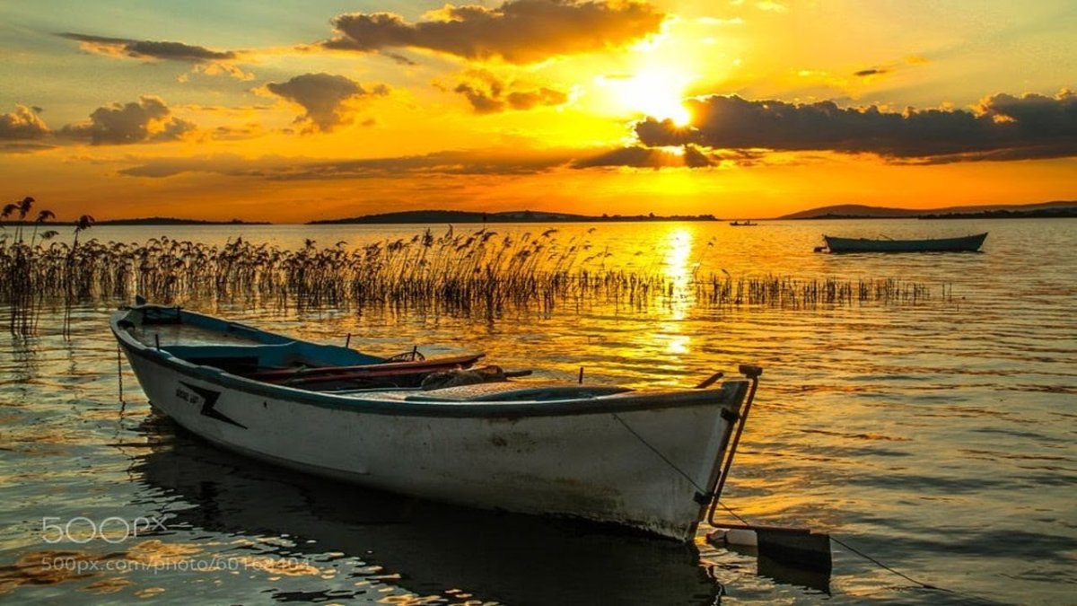 Лодка в море