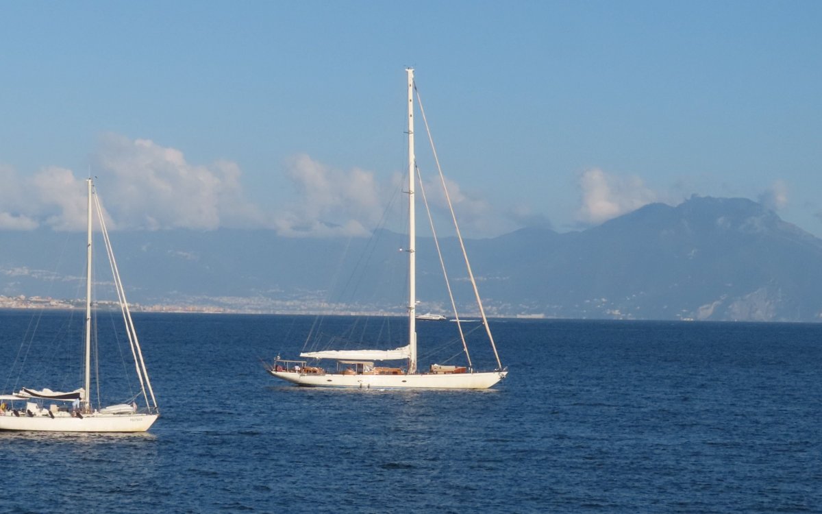 Яхта в море