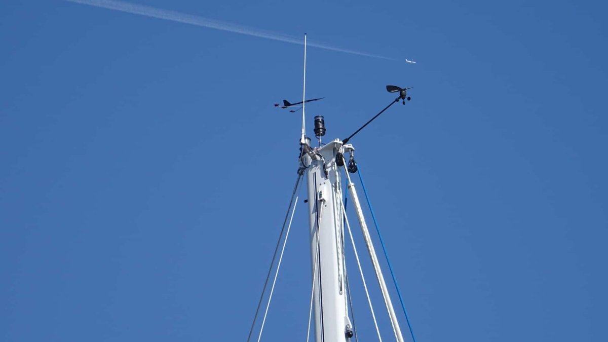 Перекладина на мачте яхты