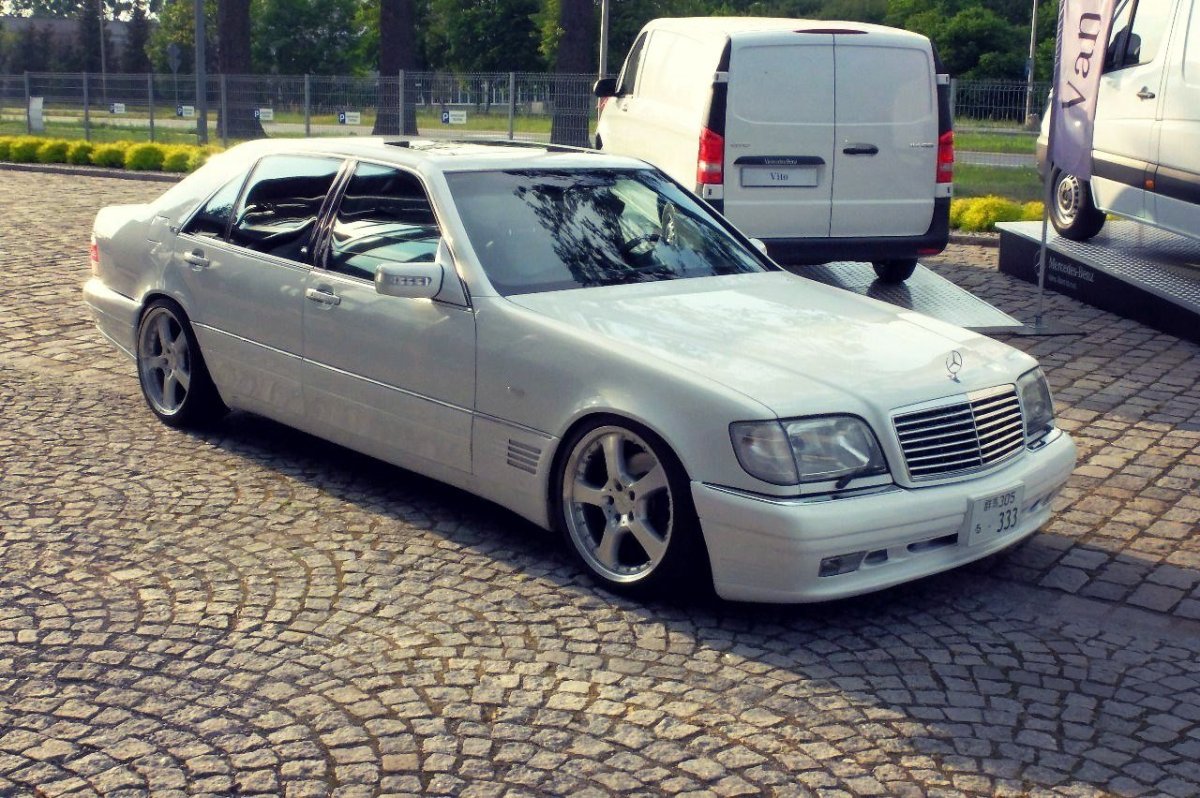 Белый Мерседес s500 w140