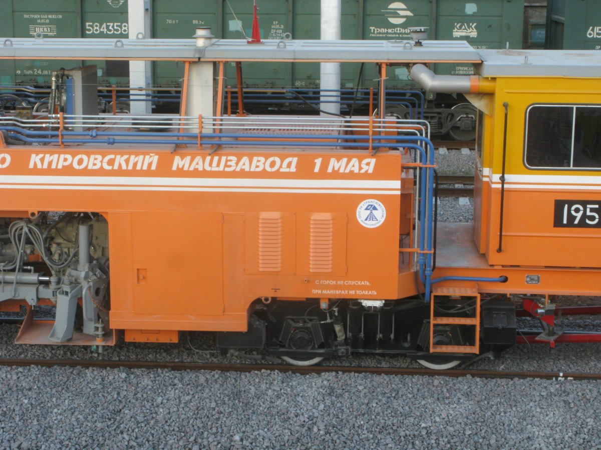 Выправочно подбивочная машина