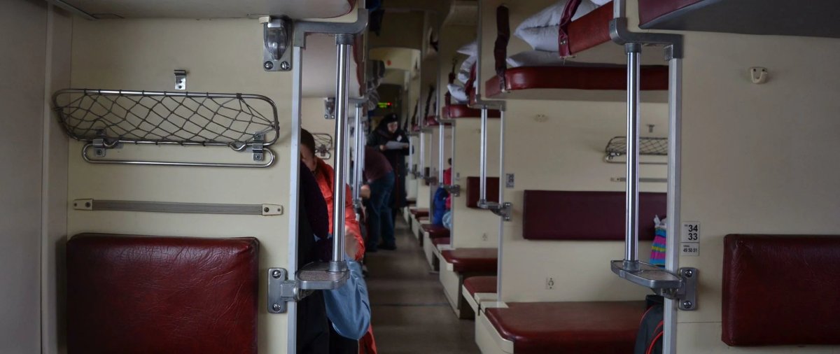Внутри поезд вагон РЖД плацкарт