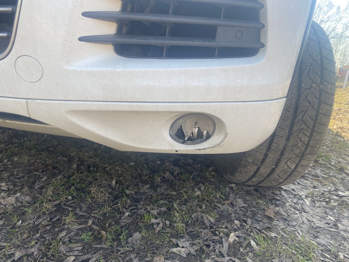 Болтается противотуманка на Туарег ны