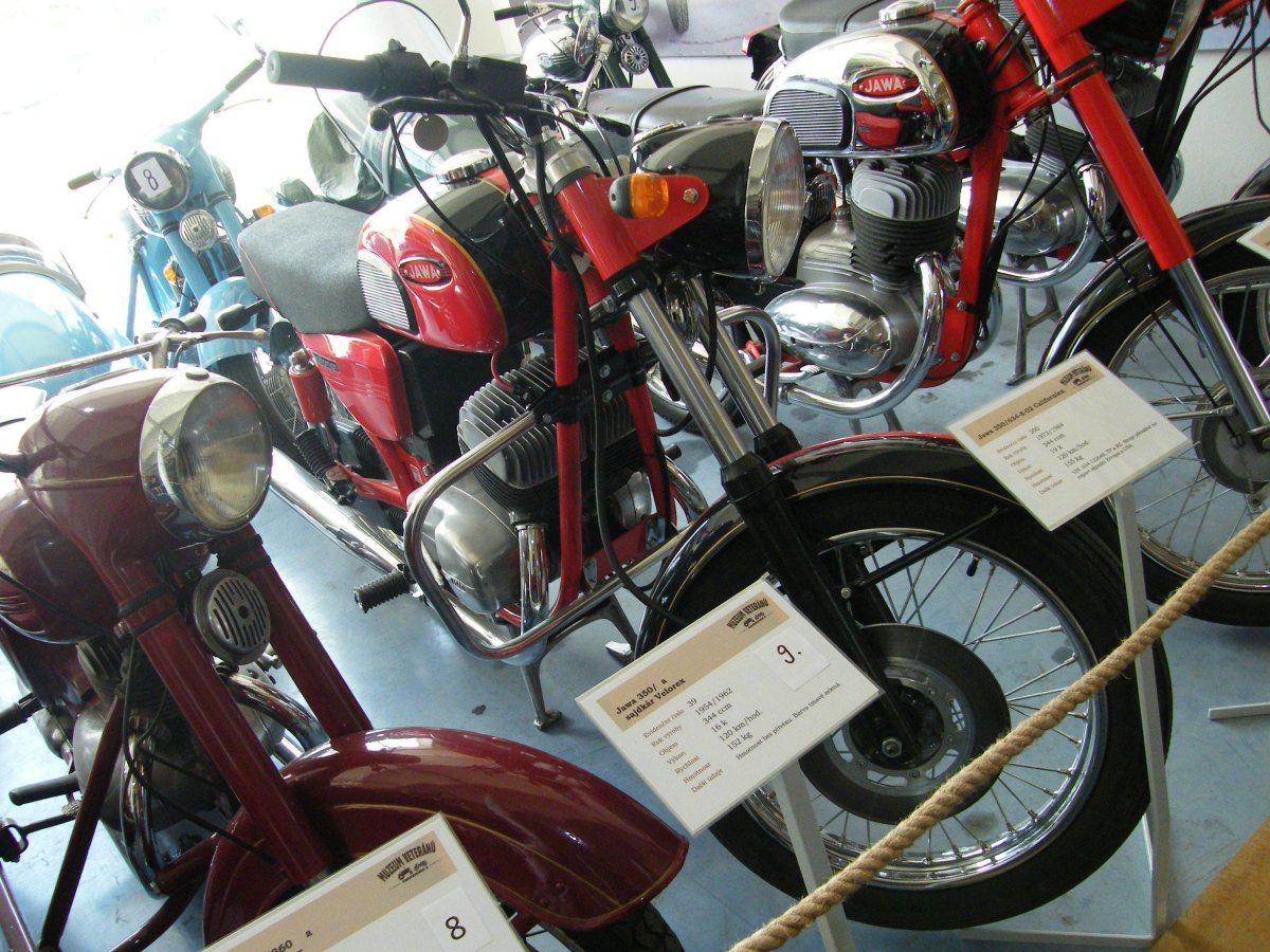 Заброшенный мотоцикл Ява