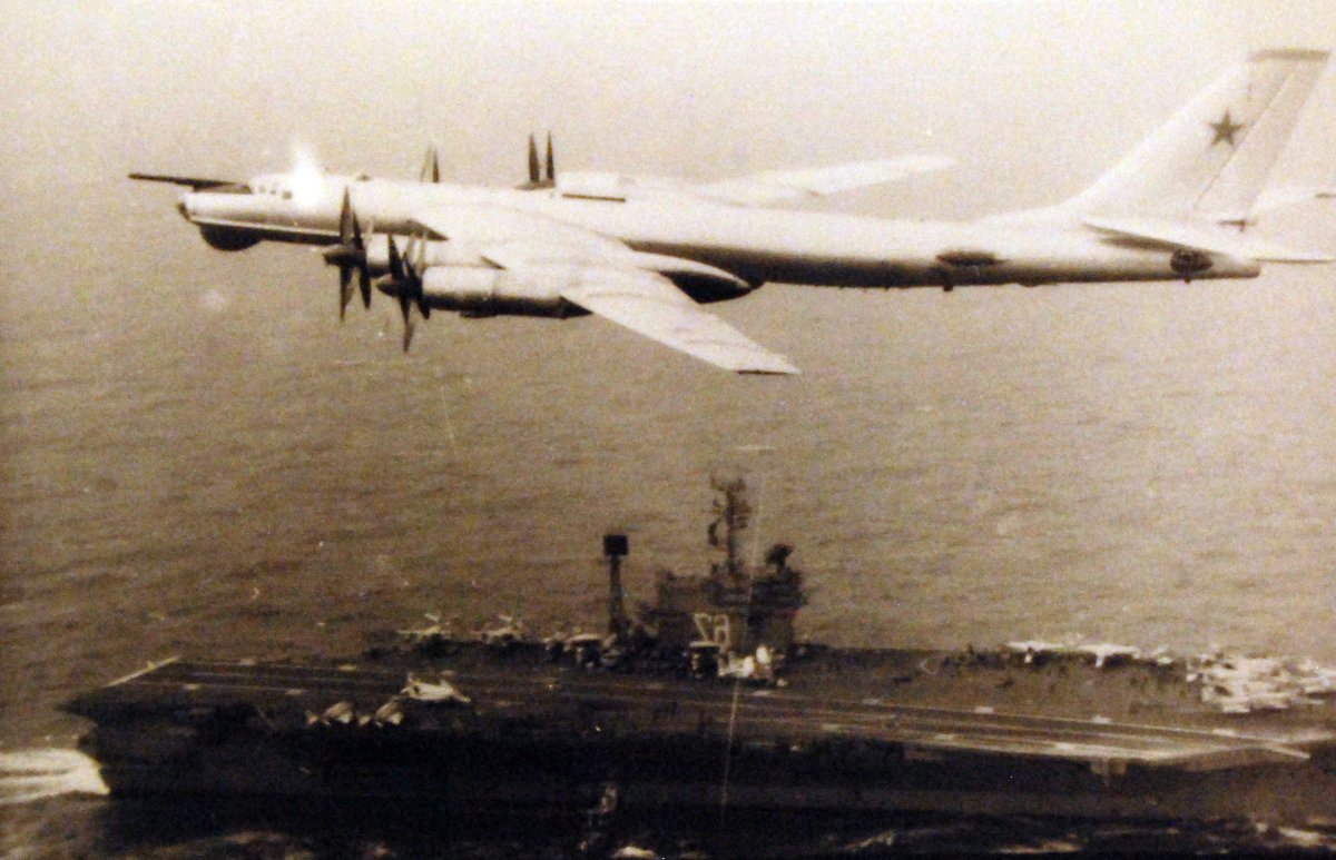 Ту 95 над авианосцем США