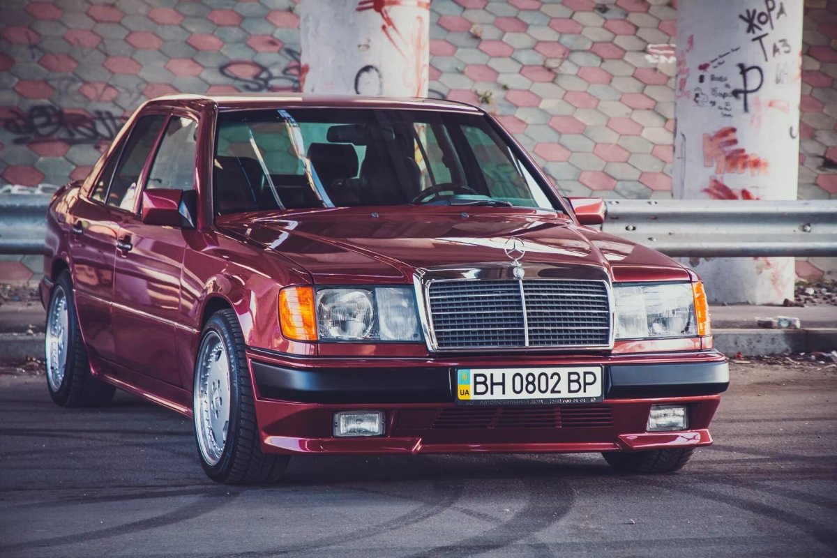 Mercedes-Benz w124 красный