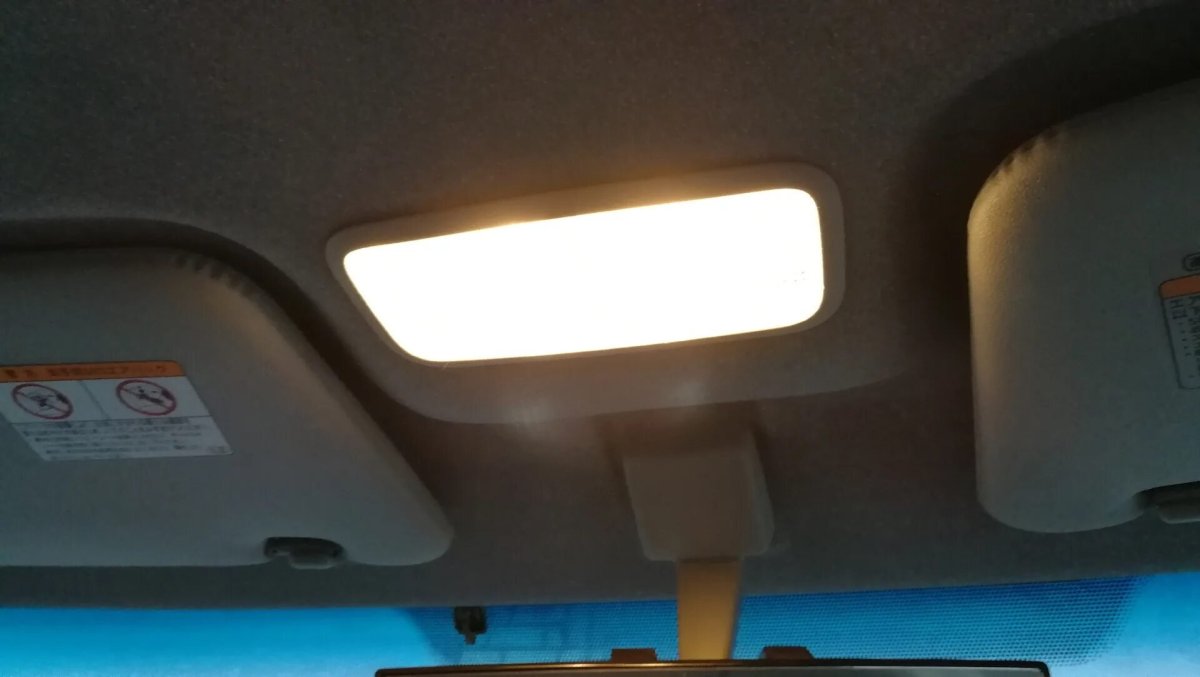 Toyota passo плафон освещения