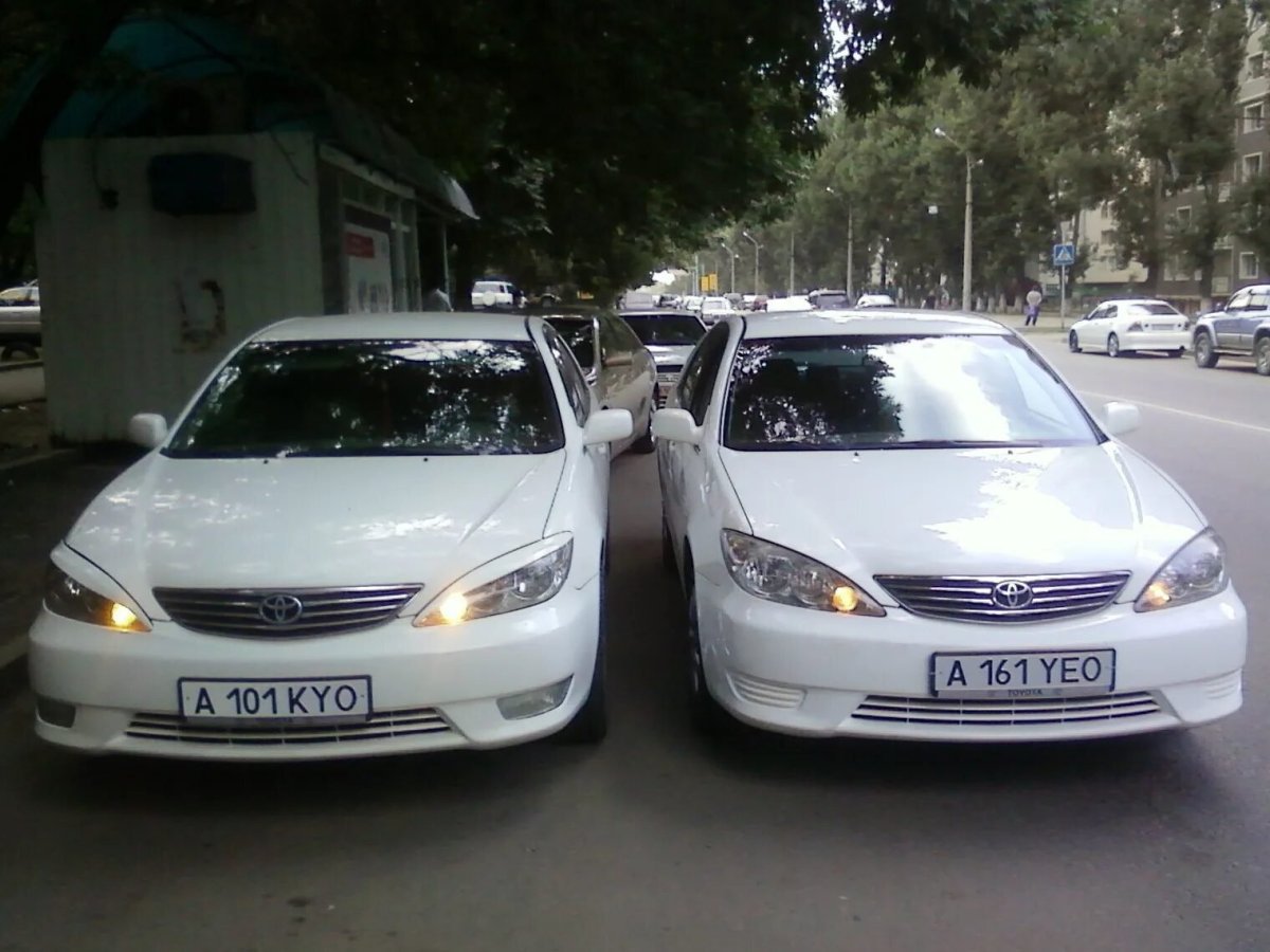 Две одинаковые машины