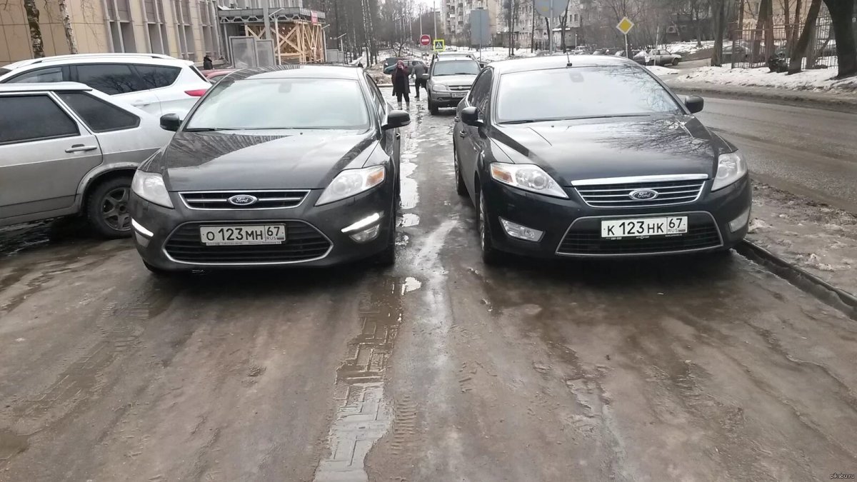 Одинаковые машины с одинаковыми номерами