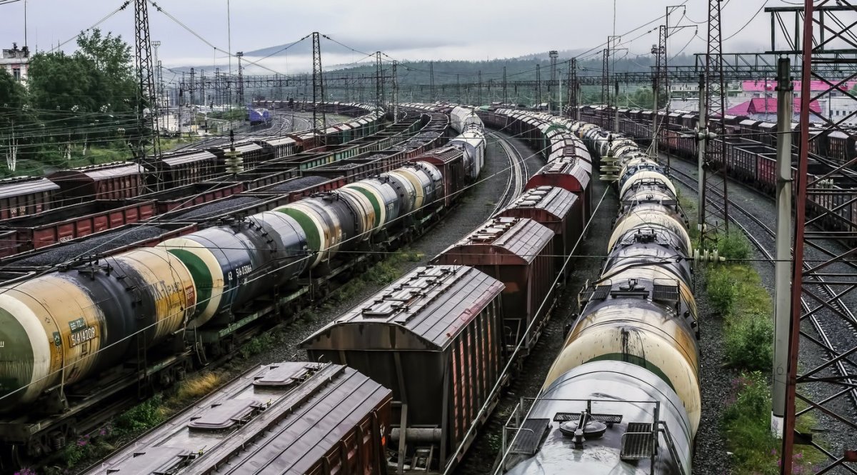 Грузовой поезд на станции