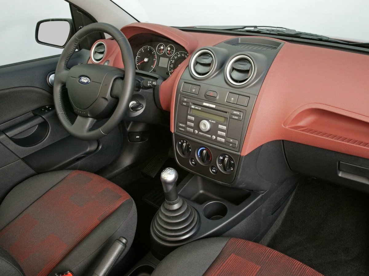 Ford Fiesta mk5 салон