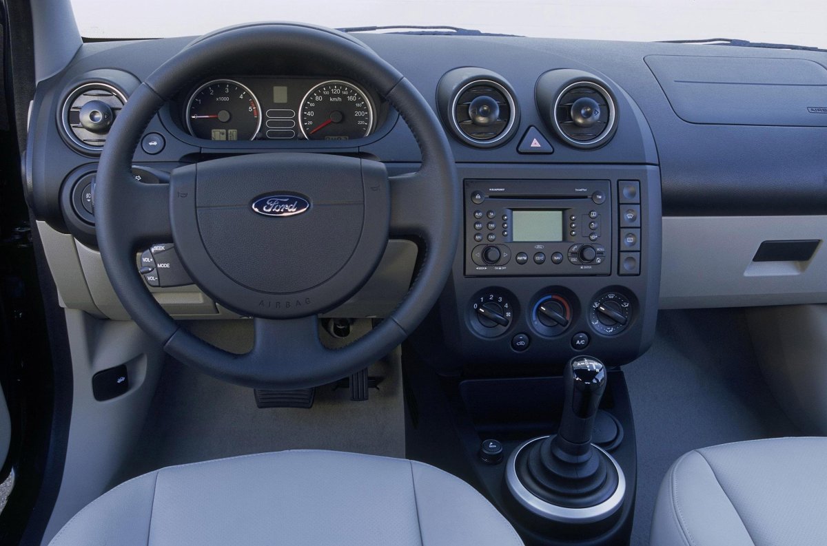 Ford Fiesta 2005 салон