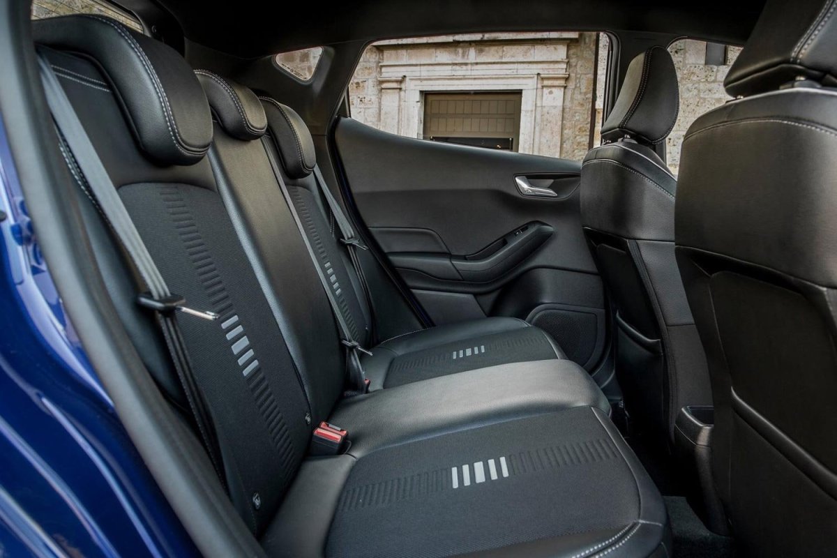 Форд Фиеста салон сзади