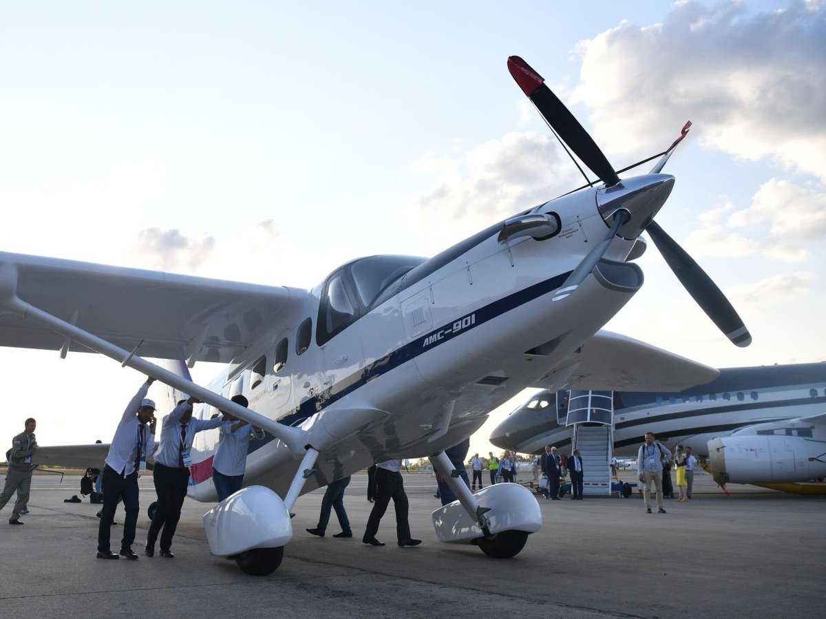 Самолет стоит на полосе