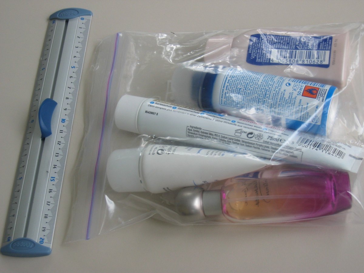 Прозрачный пластиковый пакет для самолета