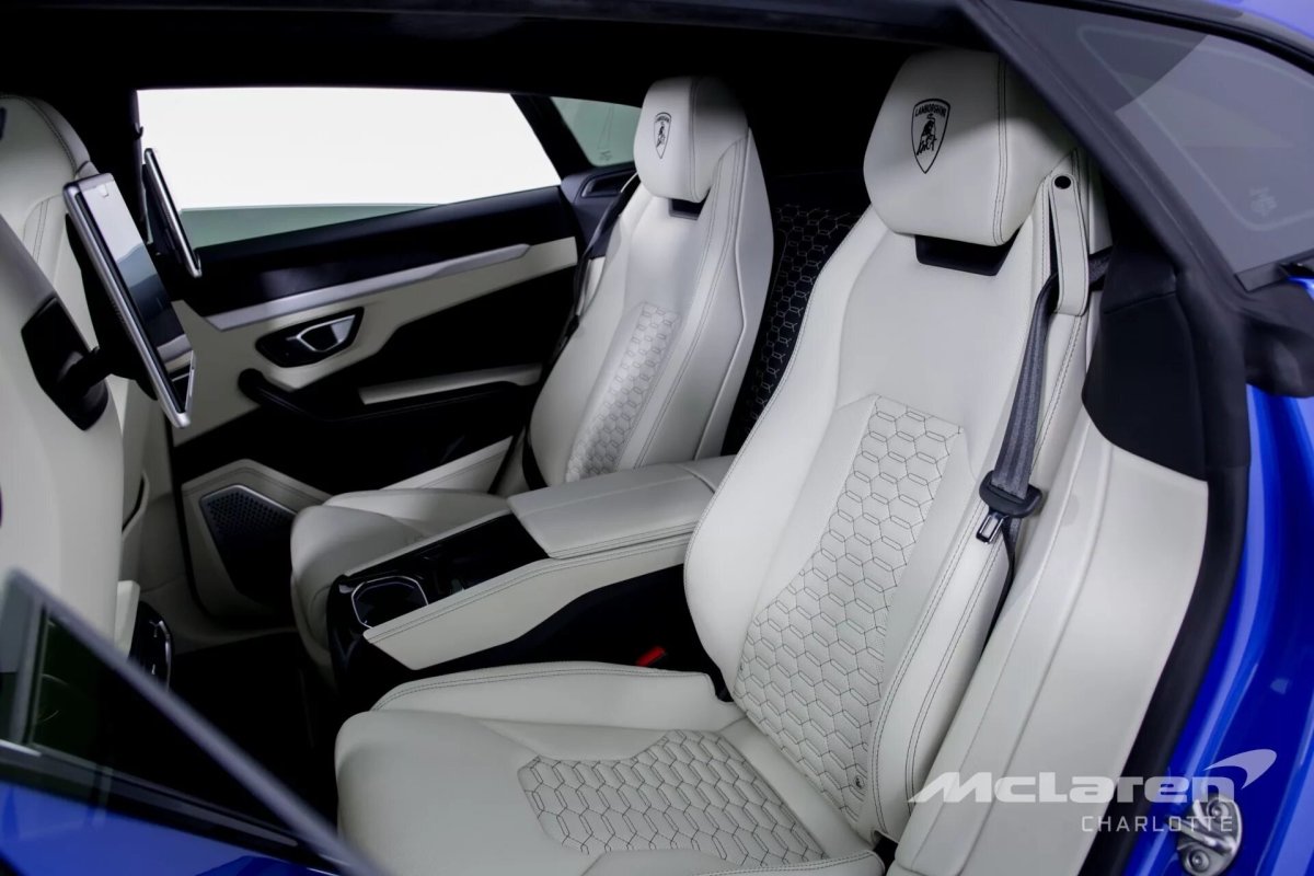 Lamborghini Urus белый салон