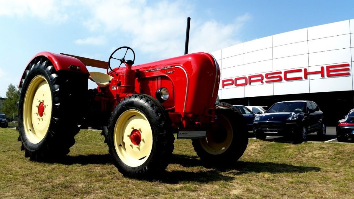 Красный трактор Порше